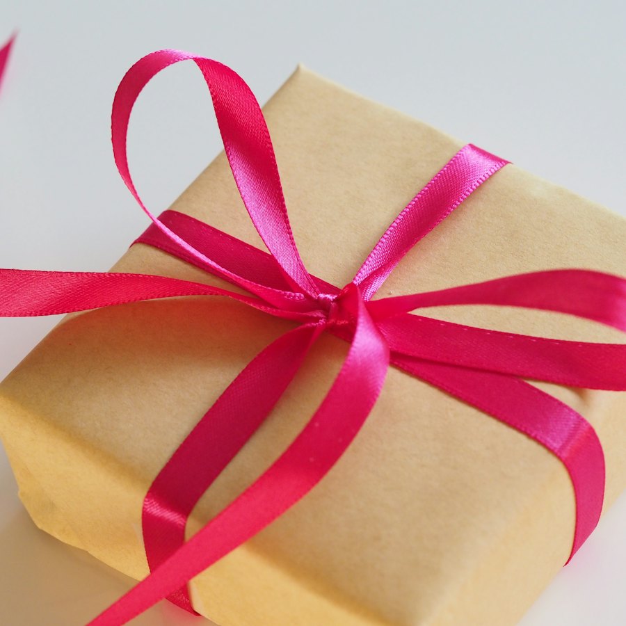 Regalo envuelto con cinta rosada